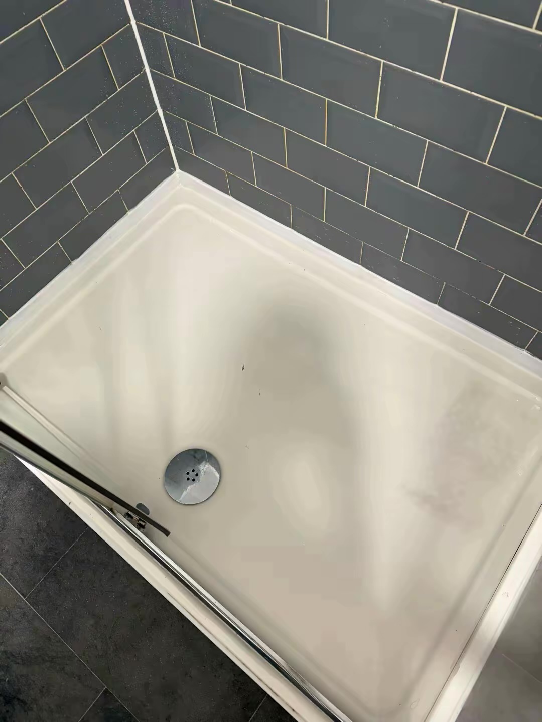 shower tray after cleaning by Klean With Katie