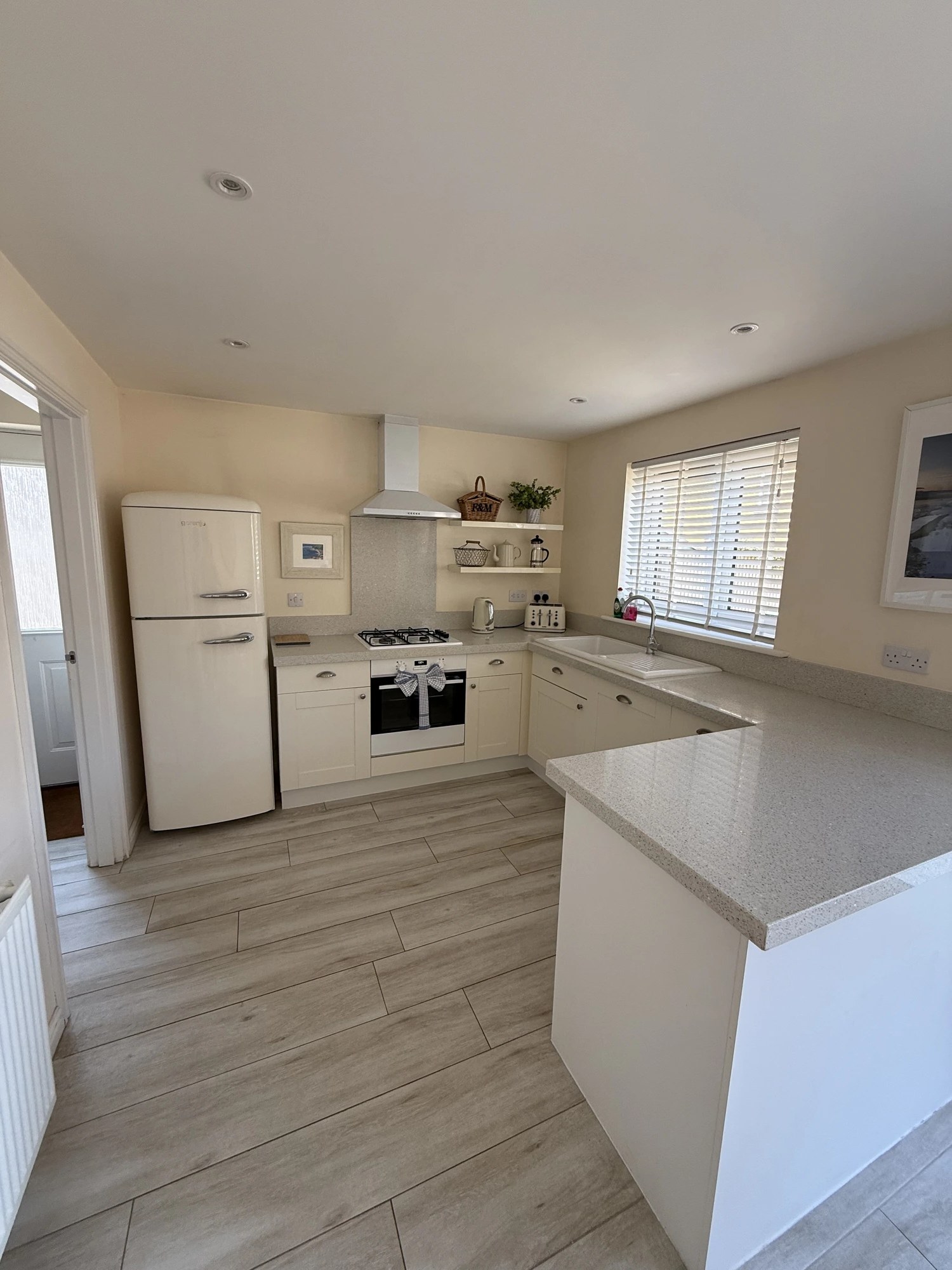 Spotless cream cottage-style kitchen